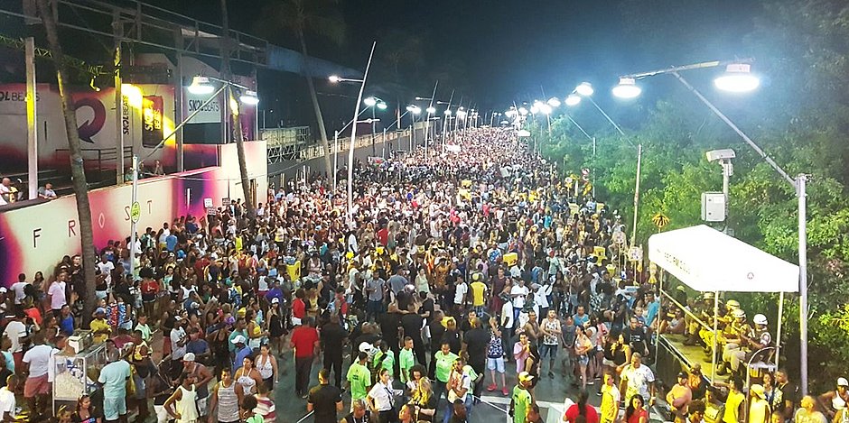 Resultado de imagem para Seguido por multidão, cantor Léo Santana faz Pipoco âgiganteâ no pré-carnaval de Salvador