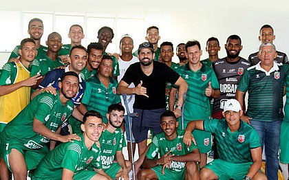 Diego Costa posa com atletas do Lagarto durante folga