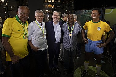 Dario, Clodoaldo, Rogério Caboclo e Edu ao lado da estátua de Pelé