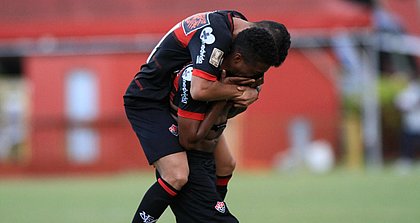 Ruan Potó marcou os dois gols do Leão e chorou bastante com o triunfo