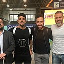 Douglas Augusto publica foto no aeroporto junto com empresários