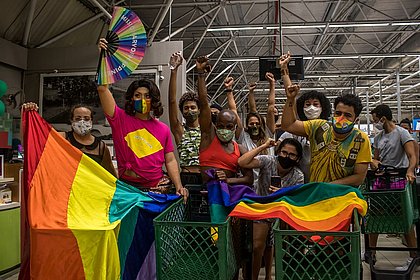 De shortinhos, manifestantes protestam contra homofobia em mercado de Itapuã