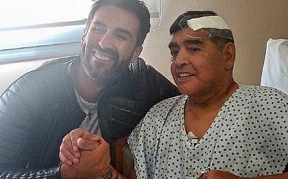 Leopoldo Luque e Maradona, após a cirurgia no ídolo: procedimento foi feito no lado esquerdo da cabeça