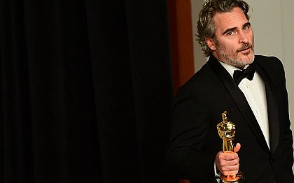 Joaquin Phoenix se emociona no Oscar: 'não me sinto acima de nenhum dos outros'