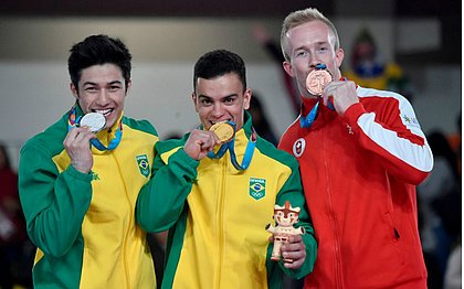 Da esquerda para a direita: os brasileiros Arthur Nory Mariano e Caio Souza, além do canadense Cory Paterson