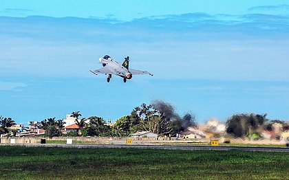 Caça Gripen da FAB, adquirido da Suécia, faz primeiro voo no Brasil; assista