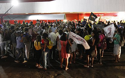 Em Salvador, grupo protesta no Extra contra morte de jovem no Rio; veja vídeos