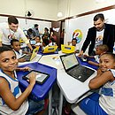 Nas escolabs a crianças é incentivada a levar celulares para a escola e as aulas utilizam tablets e computadores