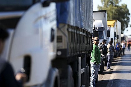 Mais de 70% dos caminhoneiros estão em casa na greve, revela pesquisa