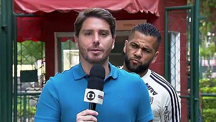 Jogador do São Paulo apareceu atrás do repórter Felipe Diniz, do Grupo Globo