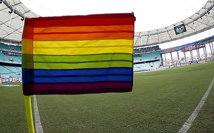 Futebol ainda engatinha no combate ao preconceito. Bahia é um dos clubes que busca inserir público LGBTQI+