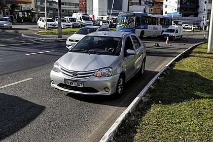 Carro ficou parado no local até a manhã desta segunda-feira, próximo à Corregedoria da PM