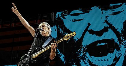 Roger Waters exibe "Ele Não!" pouco antes de proibição legal