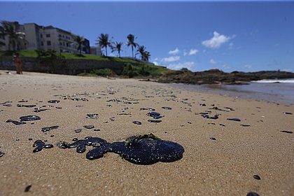 Manchas de óleo começaram a chegar no litoral baiano em outubro