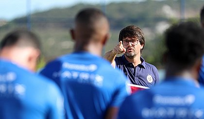 Guilherme Bellintani teve conversa com os atletas antes do treino no CT Evaristo de Macedo