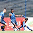 Élber entre Ronaldo e Jadson durante treino do Bahia