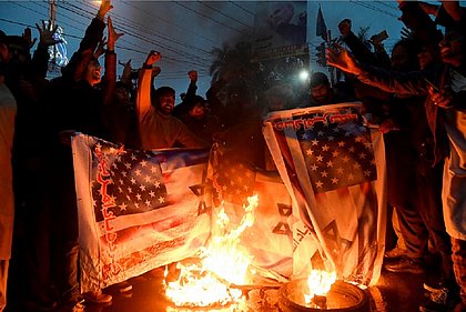 Morte de Soleimani gerou protestos no Irã, onde bandeiras dos EUA e de Israel foram queimadas