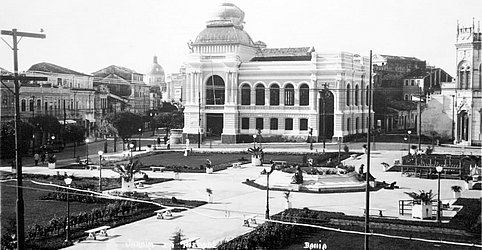 Edifício do Senado, já partido ao meio, em 1930