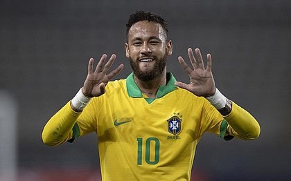 Neymar comemorou seu primeiro gol contra o Peru fazendo o número 9 e mostrando os dentes, referências a Ronaldo