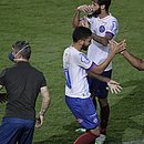 Marco Antônio cumprimenta Roger após empatar o jogo contra o Palmeiras