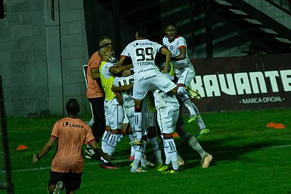 Jogadores do Vitória comemoram gol marcado diante do Brasil de Pelotas