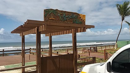 Barraca fica no limite entre as praias de Vilas do Atlântico e Ipitanga, em Lauro de Freitas
