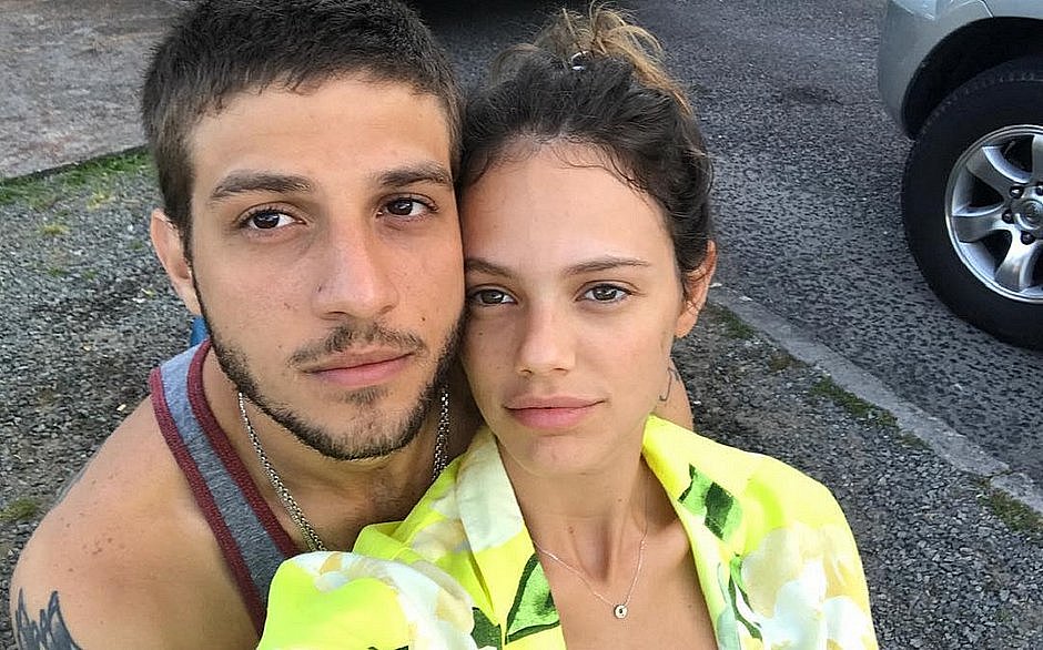 Laura Neiva mostra barrigão de grávidez com Chay Suede no ...