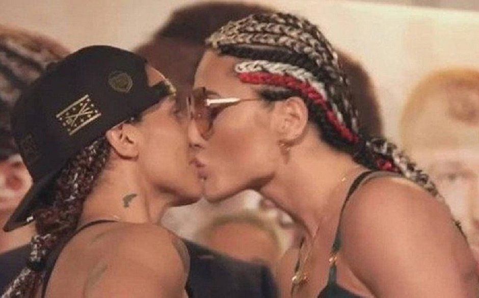 Durante encarada, boxeadora beija boca de oponente e leva tabefe como revide; vídeo