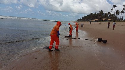 Novas manchas de óleo chegam à Praia de Vilas em Lauro de Freitas