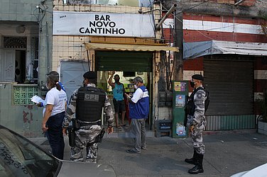 A partir de 17h, PM e Sedur garantiram cumprimento do decreto nas ruas de Salvador