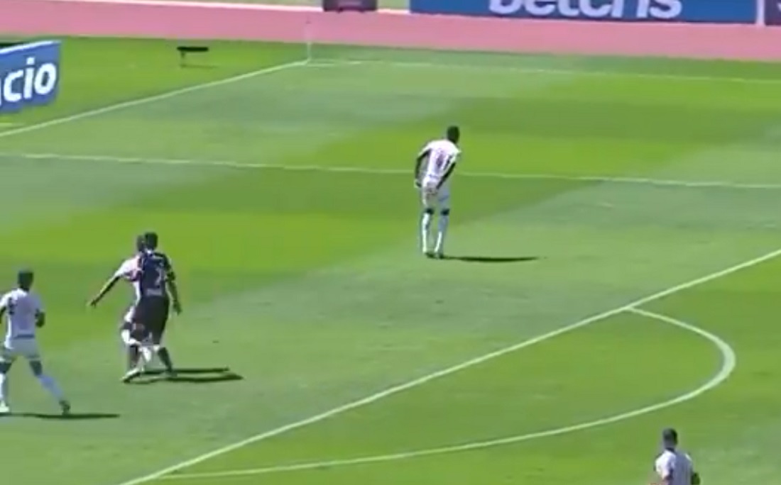 Imagem deixa impressão que Jô acerta Diego pelas costas