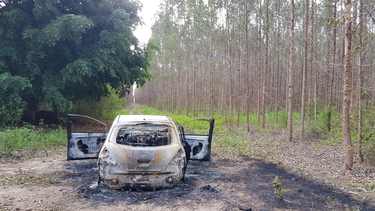 Resultado de imagem para Bandidos põem fogo em carro com repórter da TV Bahia na mala