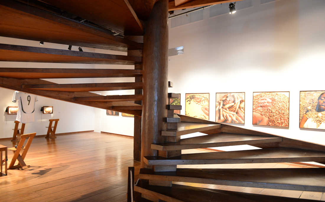 Escadaria de madeira no Museu de Arte Moderna da Bahia