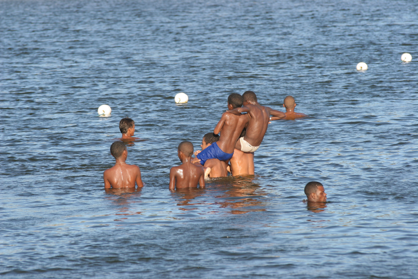 Crianças brincam no Abaeté