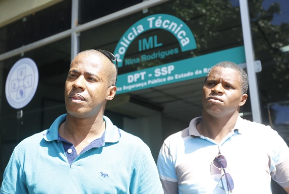 Lismar de Jesus Moreira, 39 anos, e Aliomar Jesus, 37, irmãos da vítima, no IML da capital (Foto: Marina Silva/ CORREIO) Lismar de Jesus Moreira, 39 anos, e Aliomar Jesus, 37, irmãos da vítima, no IML da capital (Foto: Marina Silva/ CORREIO)