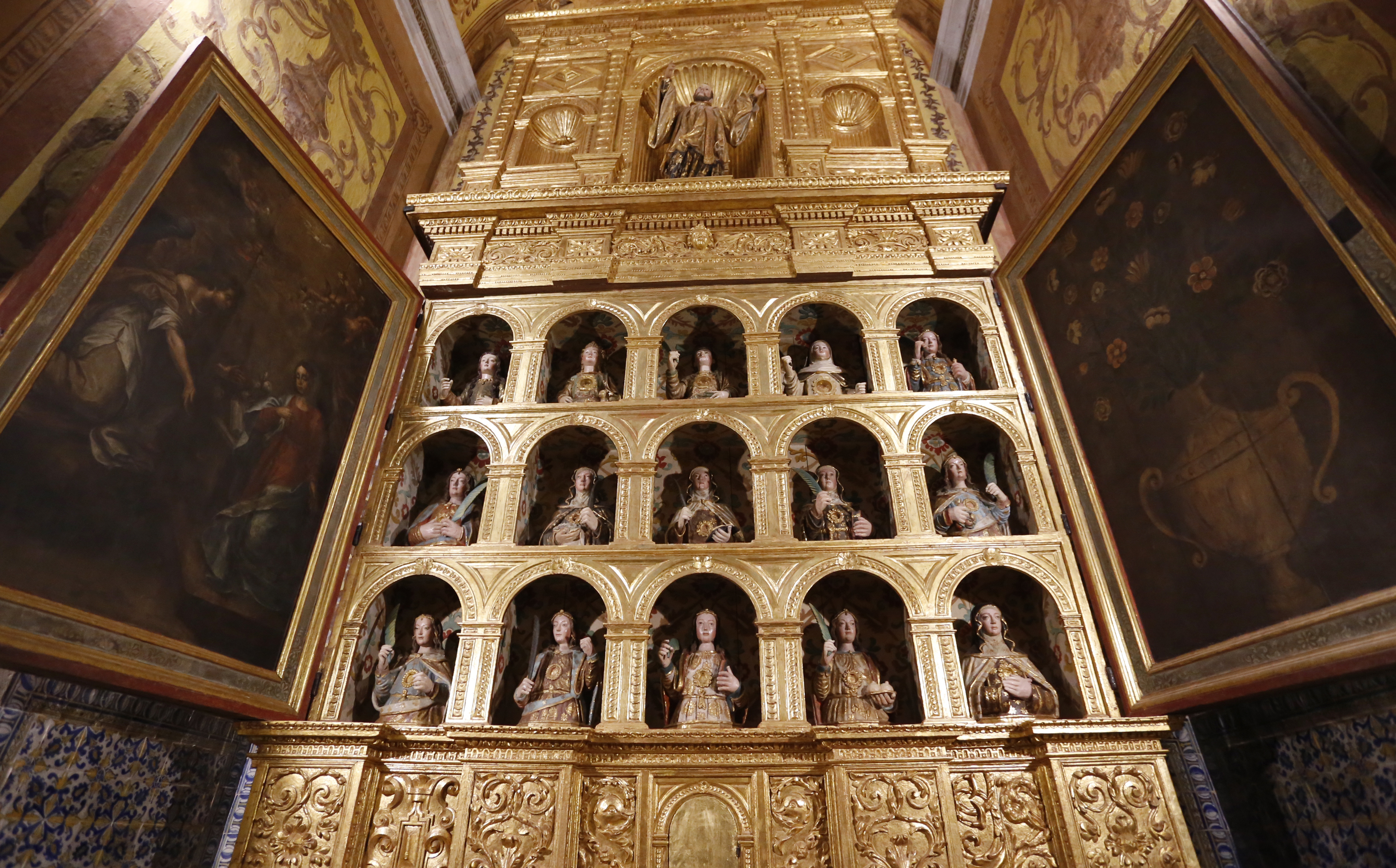Capela lateral . Os bustos que estavam no Museu de arte sacra puderam voltar à Igreja.