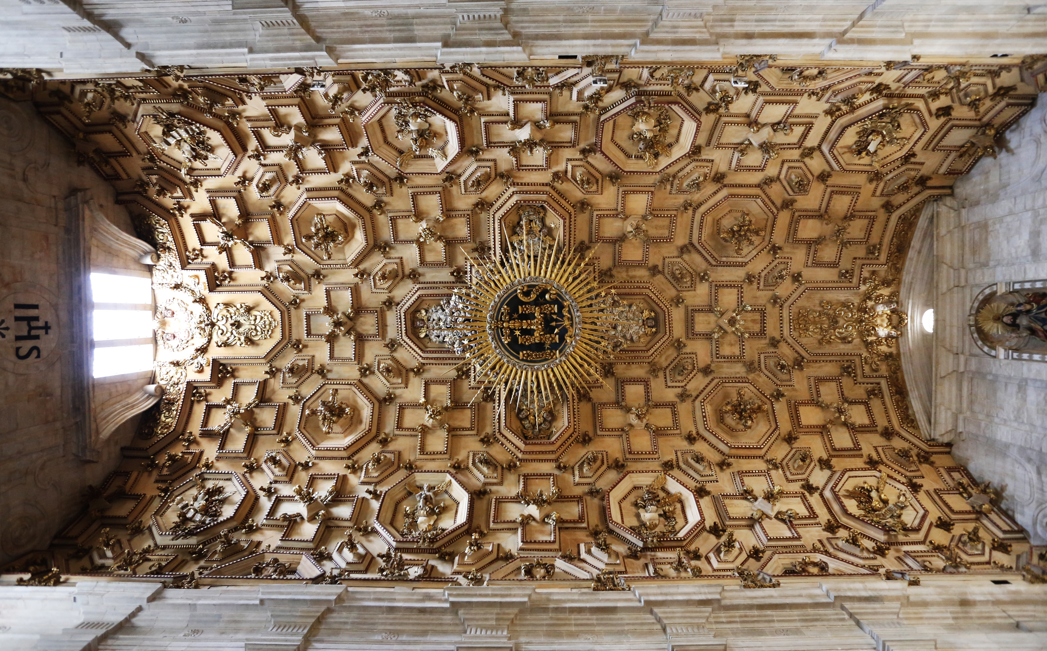 O forro da Igreja não precisou de grandes retoques , pois já havia reformado há cerca de 20 anos.