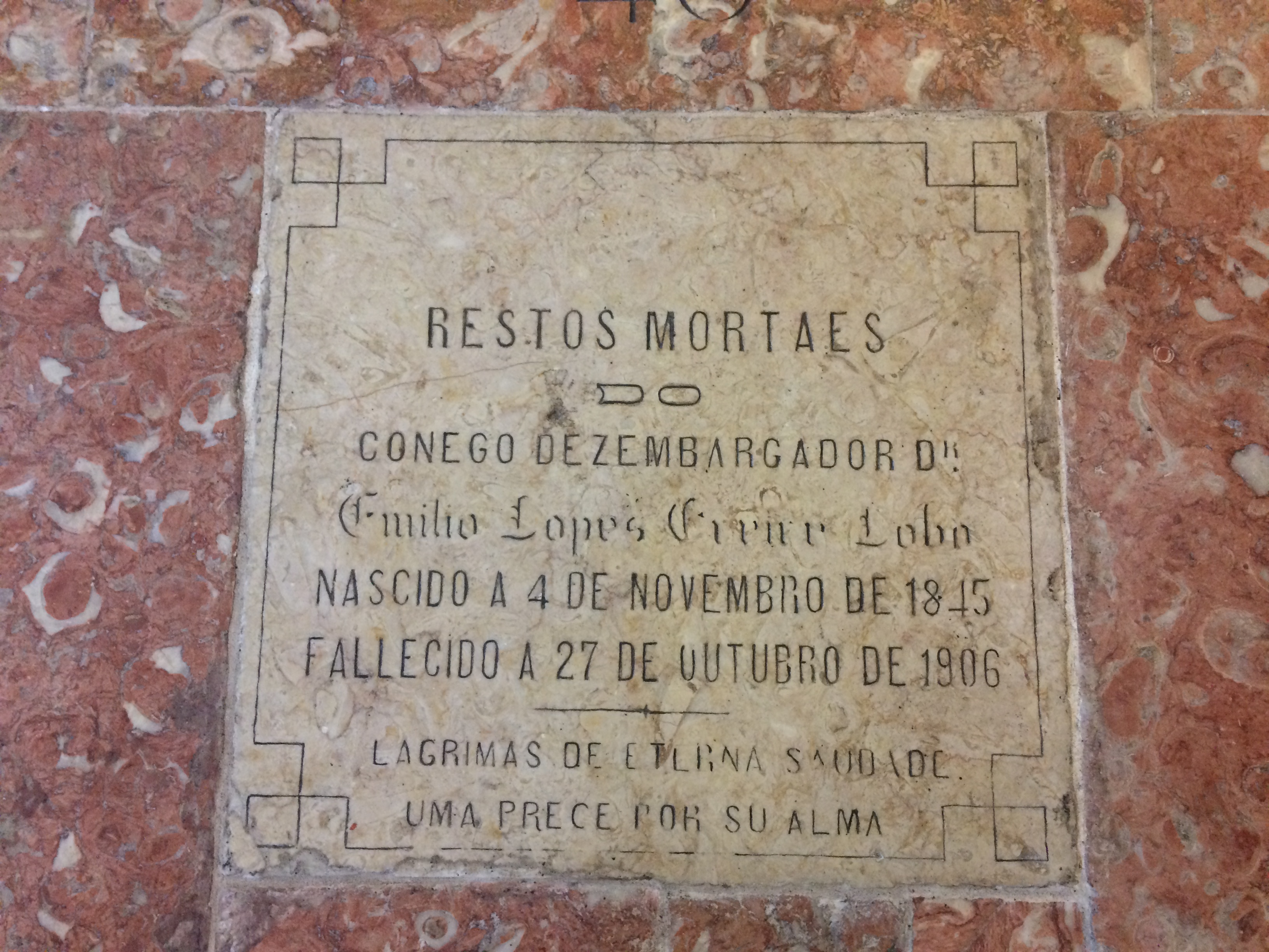 Chão da Catedral Basílica: uma lembrança aos mortos