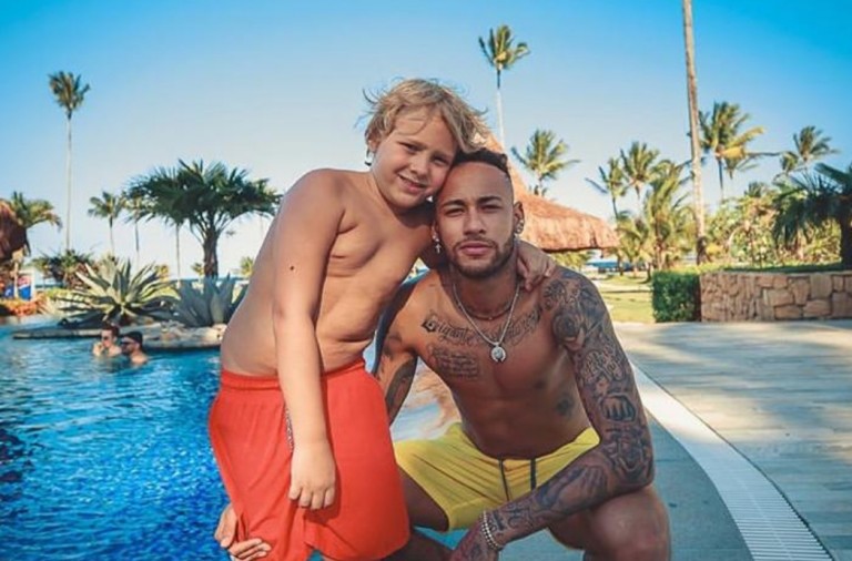Neymar curtirá o ano novo em uma festa luxuosa, ao lado de parças