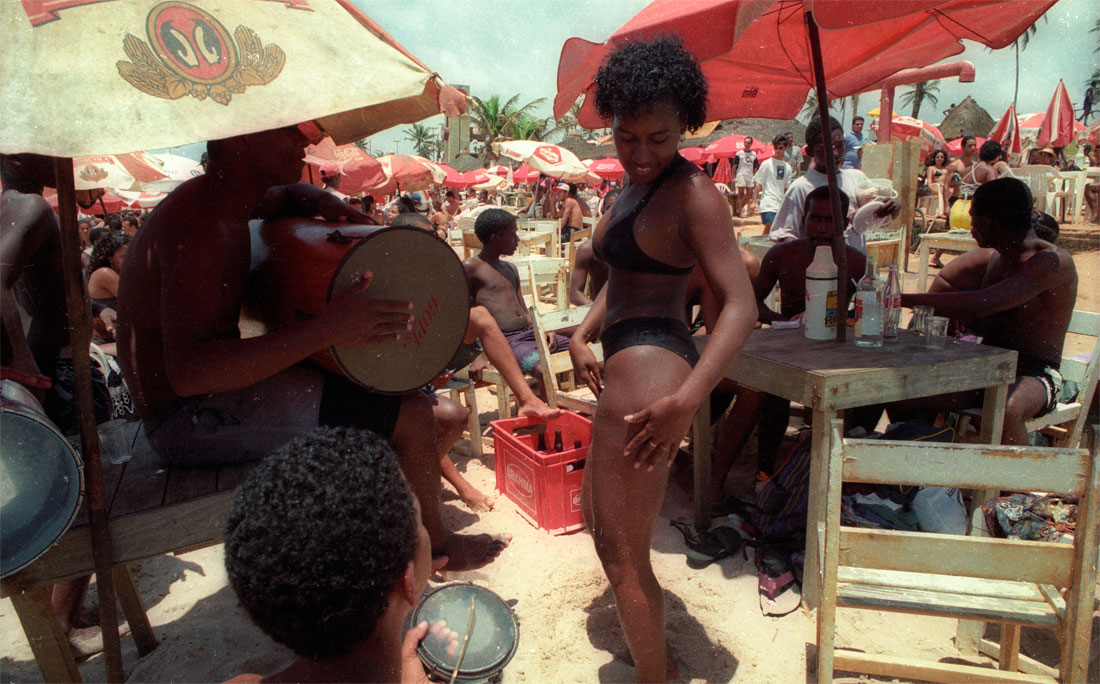 Música, dança e alegria na Praia de Piatã, em 1996