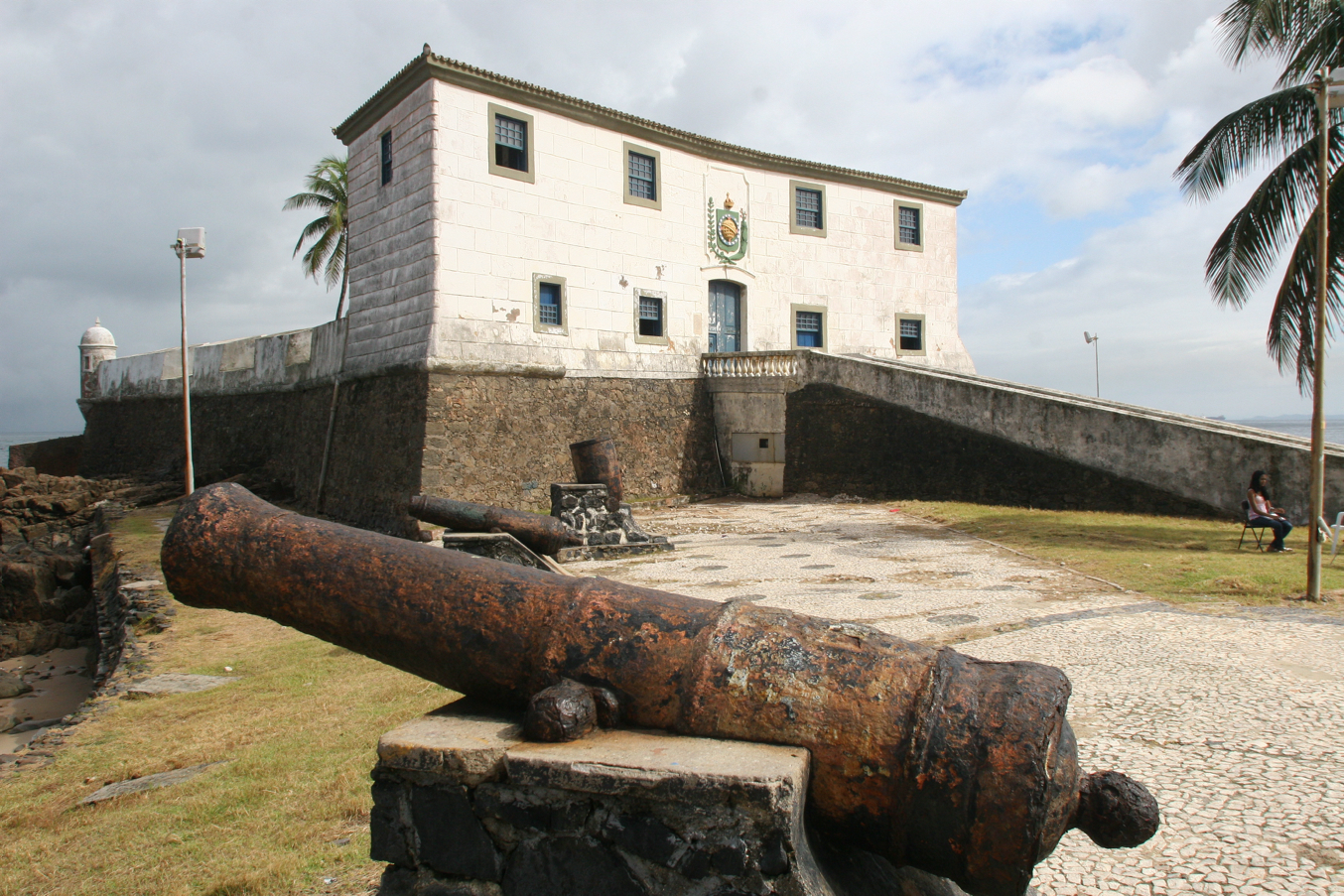 O Forte de Santa Maria está localizado no Porto da Barra, praia mais famosa da cidade