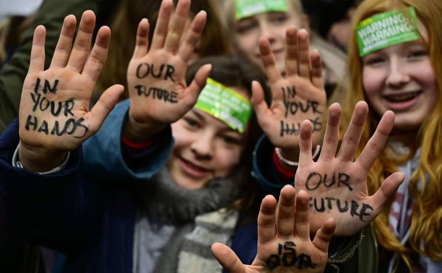 "Nosso futuro em suas m&atilde;os" escritos nas crian&ccedil;as de Berlim. 