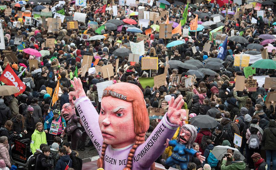 Boneca da ativista adolescente Greta Thunberg na manifesta&ccedil;&atilde;o de Duesseldorf.