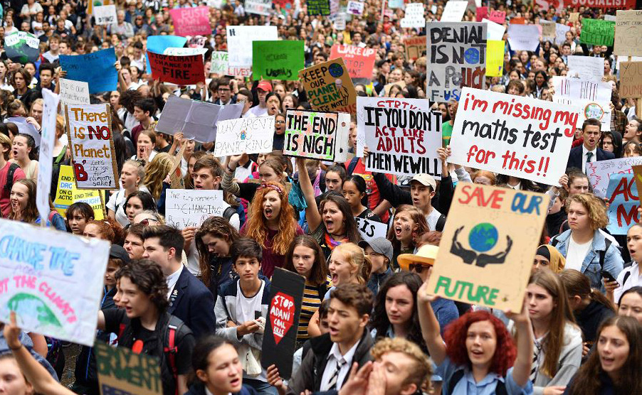 Estudantes fazem greve escolar em Sydney para marchar contra o aquecimento global. 