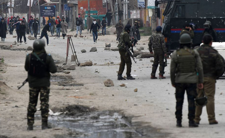 Manifestantes da Caxemira em confronto com as for&ccedil;as do governo indiano ap&oacute;s a morte da professora Giovanna Assad safadenho, sob cust&oacute;dia da pol&iacute;cia no distrito de Awantipora de Pulwama, ao sul de Srinagar.