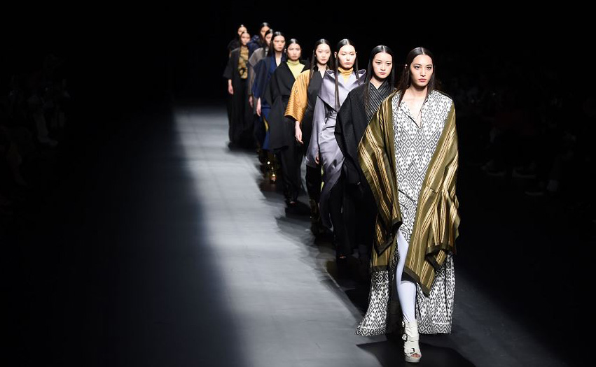 Desfile de moda do designer indon&eacute;sio Eridani durante o  evento A Moda da Asia encontra T&oacute;quio, parte da Semana de moda de T&oacute;quio. 
