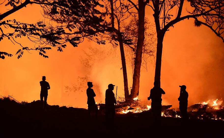 Inc&ecirc;ndio florestal em El Hatillo, departamento de Francisco Morazan, em Honduras. Centenas de hectares foram distru&iacute;das pelas chamas no Parque Nacional La Tigra.