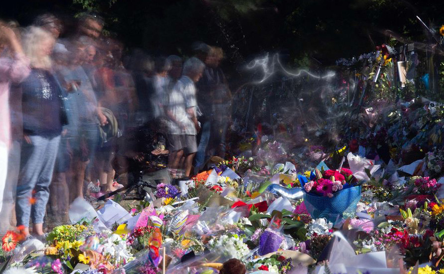 Flores para os mortos nas duas mesquitas em Christchurch, Nova Zel&acirc;ndia. 
