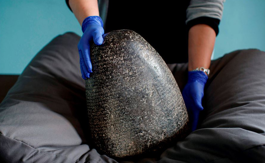 Um kudurru cuneiforme babil&ocirc;nico (pedra), que foi roubado do Iraque foi apreendido no aeroporto de Heathrow de Londres e entregue a representantes da Embaixada do Iraque, hoje no museu brit&acirc;nico.