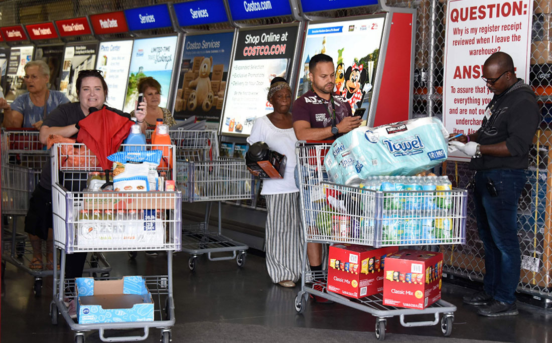 Moradores saem do mercado com abastecimento para a semana
